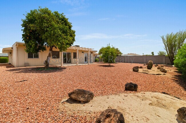 Building Photo - 9425 W Rolling Hills Dr