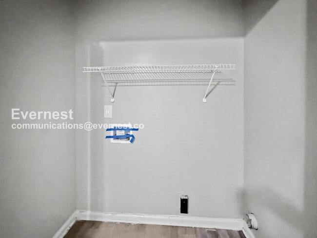 Building Photo - 3 Bed, 2 Bath Home with Garage / Pet-Friendly / Vouchers Accepted / Available Now!