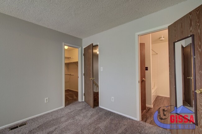 Building Photo - Cute townhome with 2 bedrooms - 1 1/2 bath...