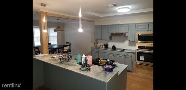 Building Photo - 5315 S Lakeshore Dr