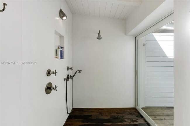 Building Photo - 270 Island Dr