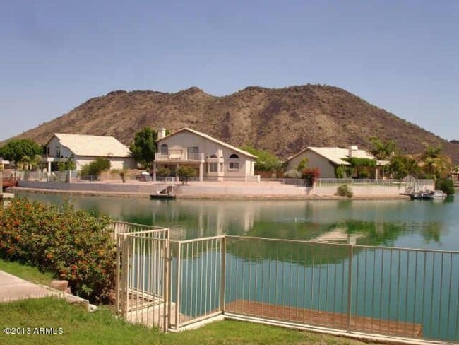 Building Photo - Charming 3 Bed 2 Bath Lakefront home in Gl...