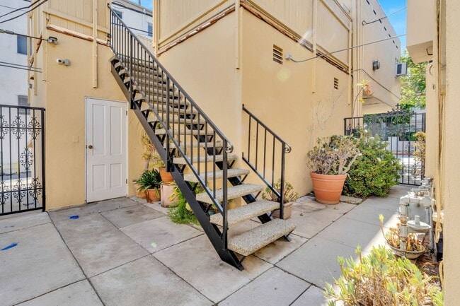 Building Photo - La Peer Apartments