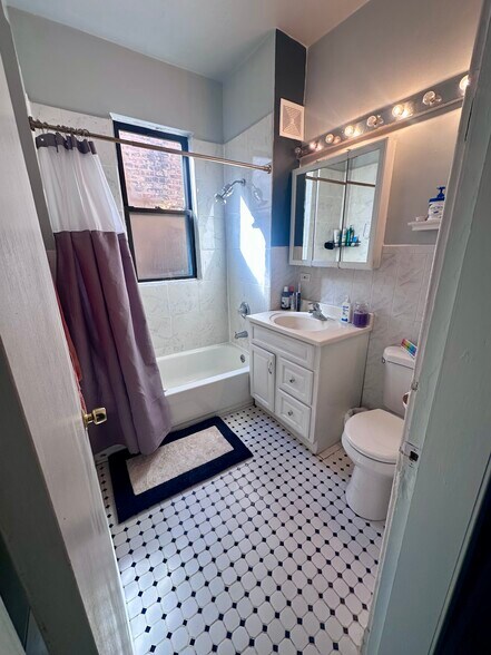 Building Photo - 2442 N California Ave