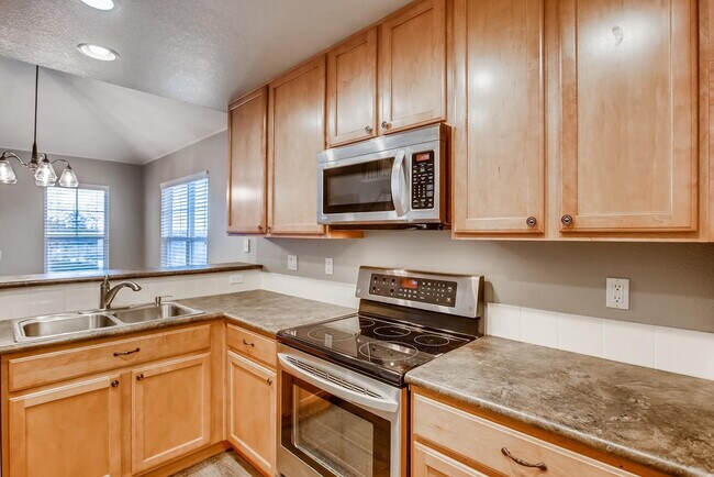Building Photo - Gorgeous 5 Bed/4 Bath Townhome with Fully Finished Custom Basement! Cherry Creek Schools!