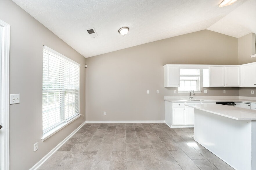 Building Photo - 120 Champions Ln