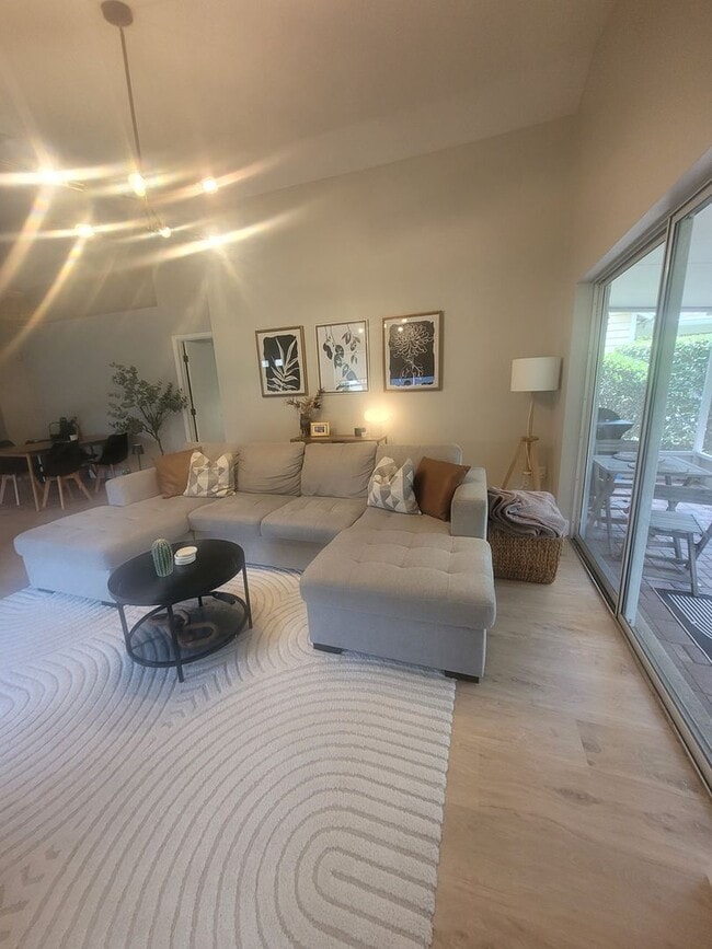 Building Photo - Modern 3 Bed, 2 Bath Home in Chelsea Parc ...