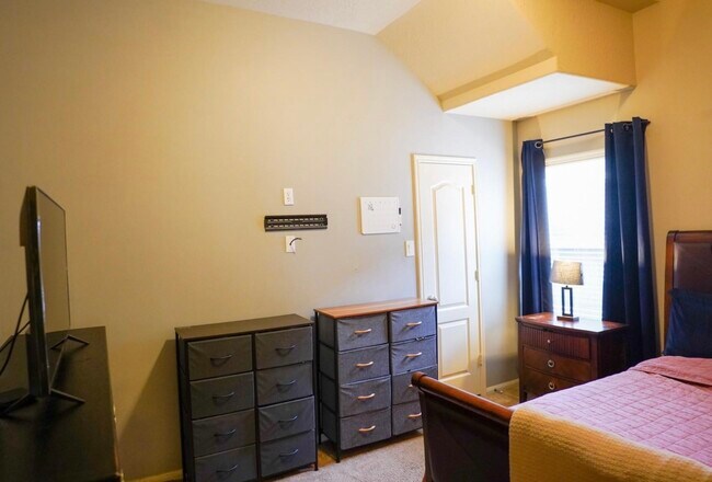 Building Photo - 2109 Mooncrest Dr