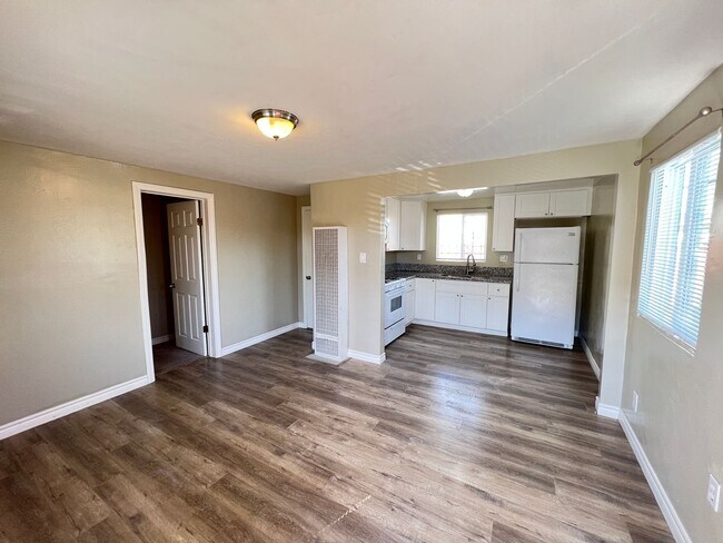 Building Photo - Updated 1 bedroom 1 bath downstairs apartm...