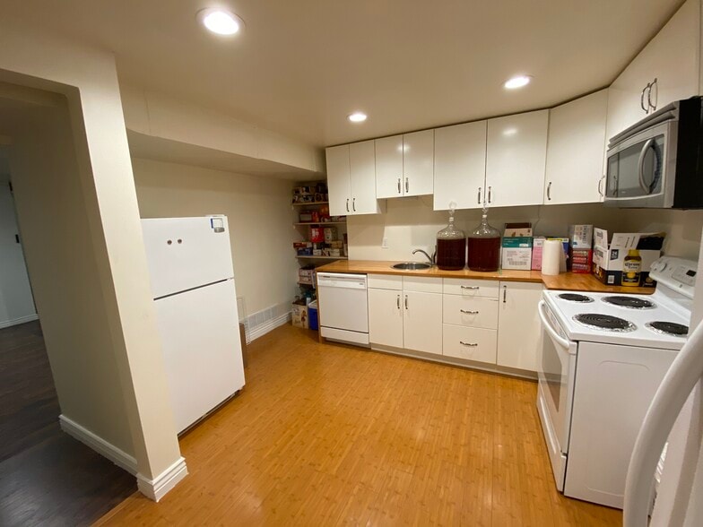 MIL kitchen - 1745 500 E