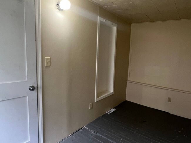 Building Photo - Studio with Bathroom Located Downtown - AL...