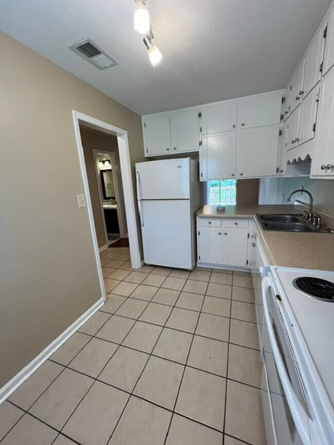 Building Photo - 1569 Jacks Dr