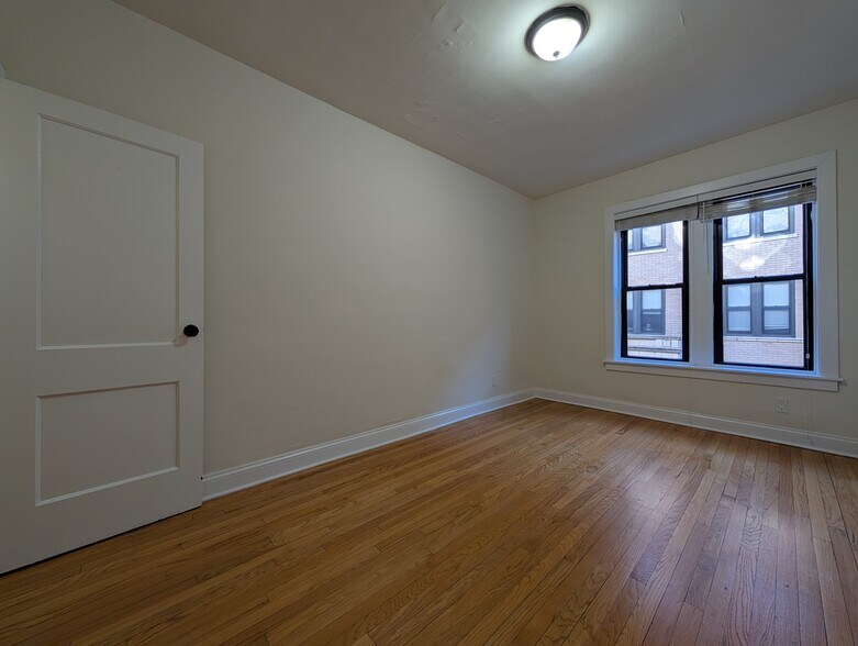 Building Photo - 4032 N Ashland Ave