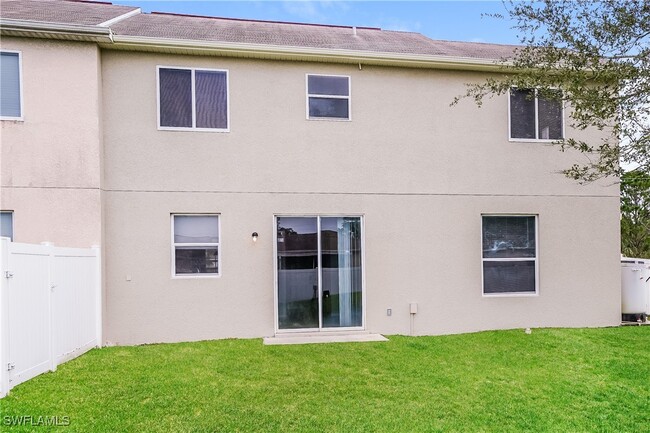 Building Photo - 910 Countess Ave