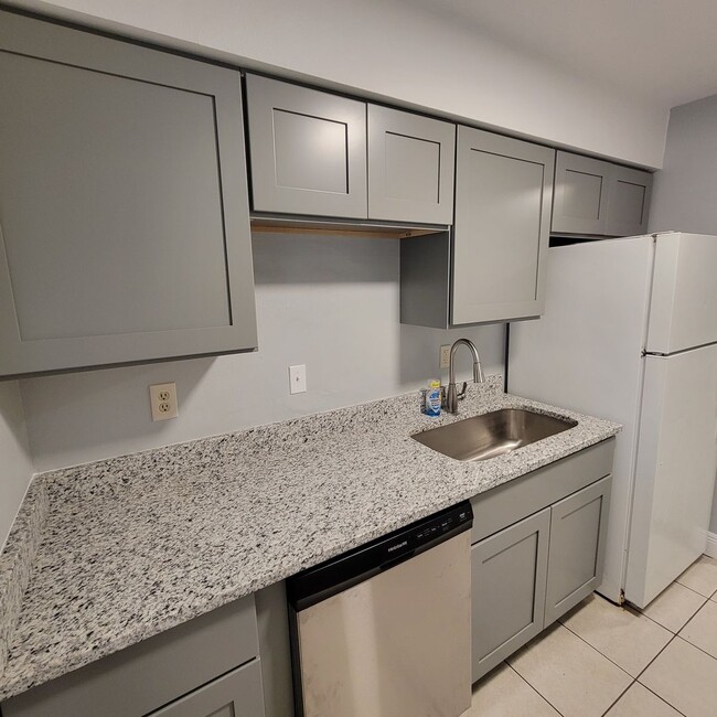 Building Photo - Charmin 3/1 Duplex In Groveland FL