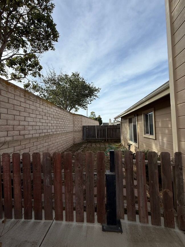 Building Photo - Single Story Home Located Near West Gate D...