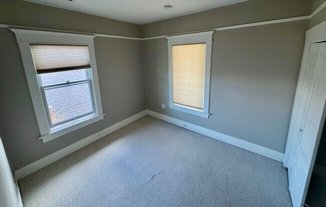 Building Photo - Gorgeous 2 bed Craftsman in Queen Anne! Open house Saturday!