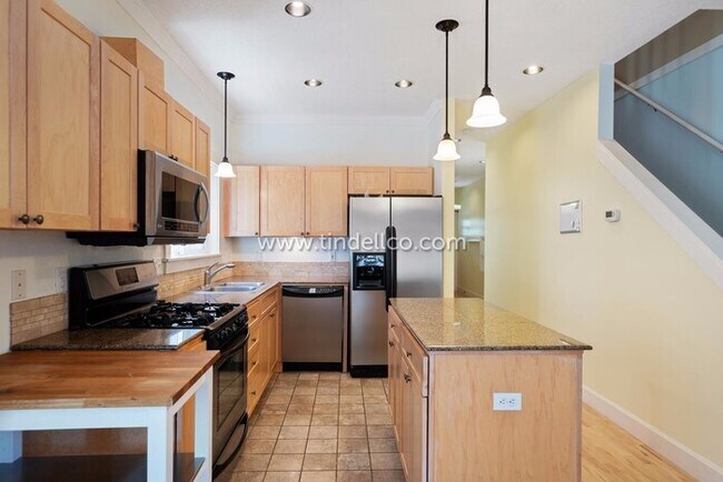 Building Photo - Amazing Eastmoreland Home Near Sellwood wi...