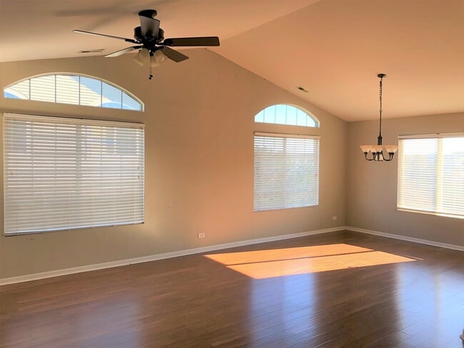 Building Photo - 1609 Fredericksburg Ln