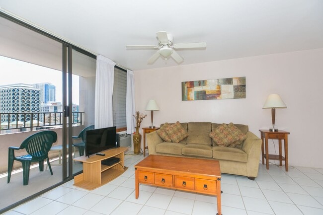 Building Photo - Royal Kuhio 1b1b1parking Fully Furnished i...