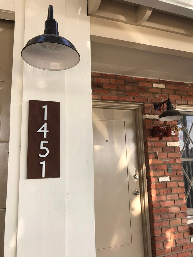 Building Photo - 1451 Franklin St in Santa Monica!  Steps to SM Blvd and near the Water Garden.