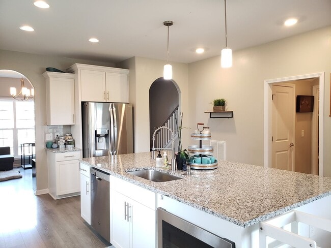 Building Photo - Near Exit 1! Close to I-24! HUGE Kitchen I...