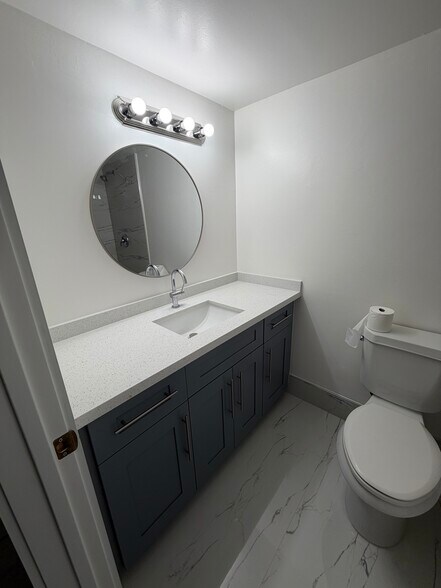 Building Photo - 2735 W 61st St