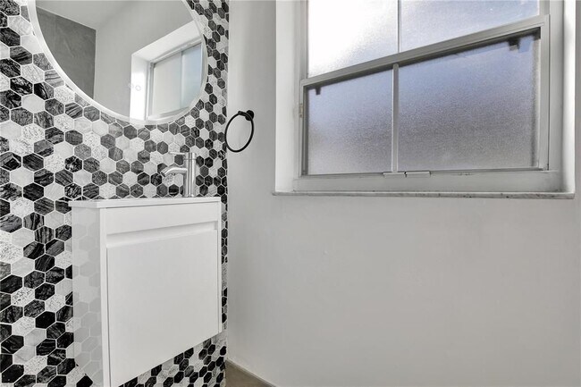 Building Photo - 5326 SW 126th Ave