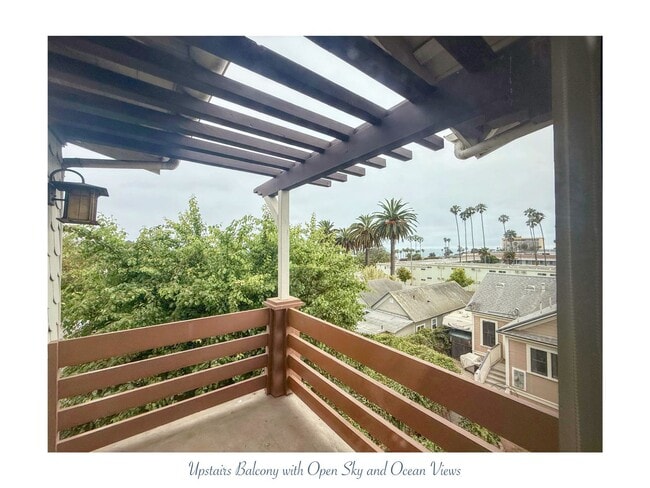 Building Photo - Pet friendly three-story townhouse-style c...