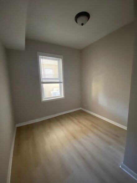 Building Photo - 4530 N Lincoln Ave