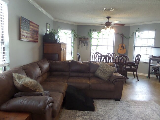 Building Photo - Beautiful 3 bedroom Home