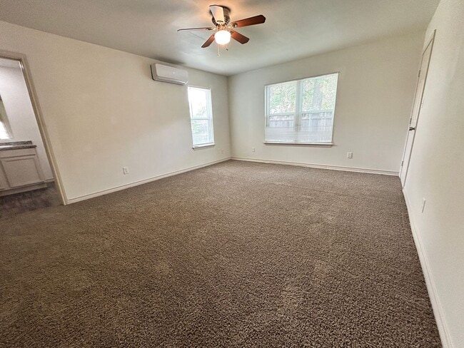 Building Photo - 3Bed/2Bath Home Available!