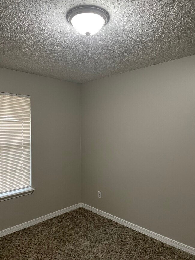 Building Photo - 15 McArthur Dr