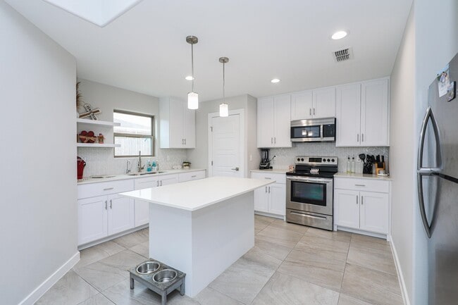 Building Photo - 1025 La Muralla St