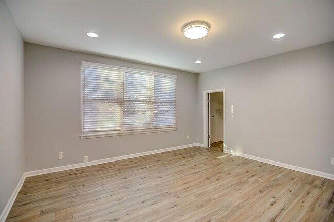Building Photo - 2507 Rogge Ln