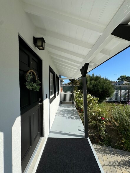 Building Photo - 2754 S Barrington Ave