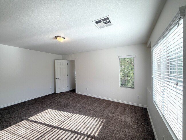 Building Photo - Beautiful 3 bedroom 2.5 bath Home in Provi...