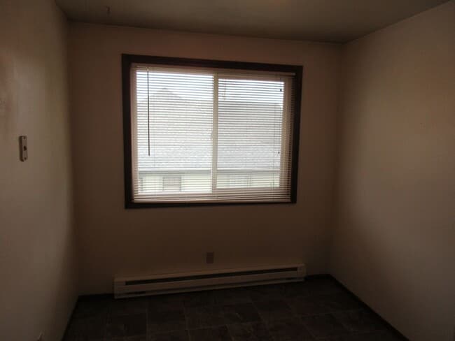 Building Photo - Two Bedroom Apartment Close to Downtown