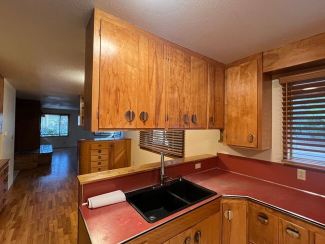 Building Photo - Charming home in a great neighborhood