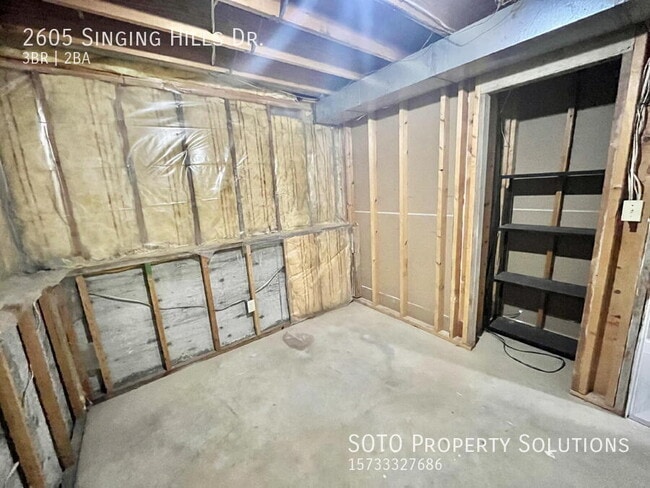 Building Photo - 2605 Singing Hills Dr