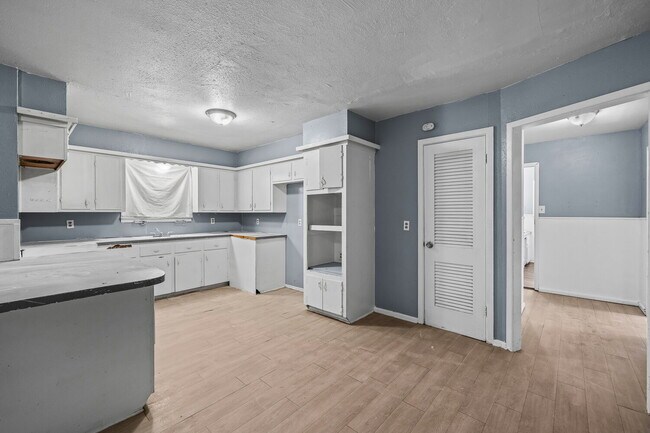 Building Photo - Large 3/2 with Access to Loop 289 and Idalou Highway