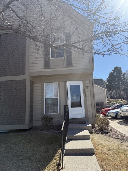 Corner unit with designated parking steps away - 3654 Queen Anne Way
