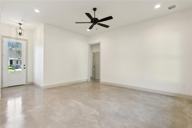 Building Photo - 2120 Robin St