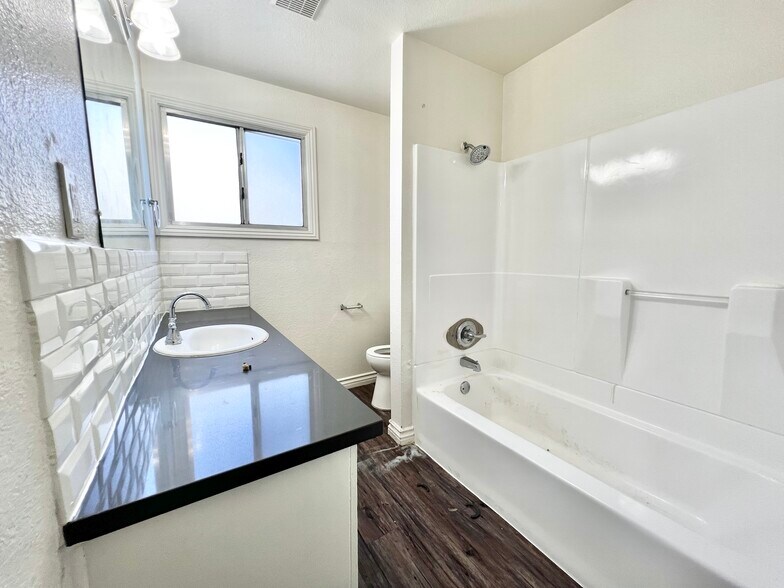 Building Photo - 5640 S La Brea Ave