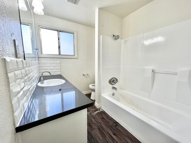 Building Photo - 5640 S La Brea Ave