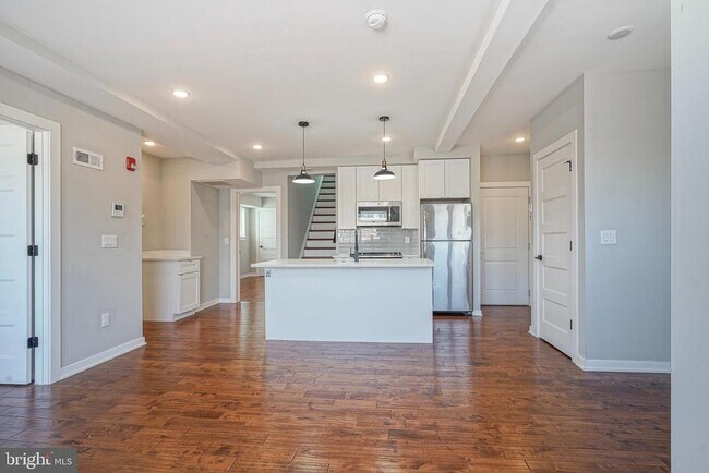 Building Photo - 1710 Cambridge St