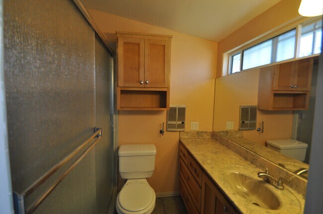 Building Photo - 4BR/2BA house with View, private yard!
