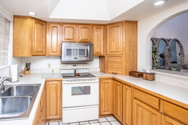 Building Photo - Available! Beautiful fully furnished/equipped 3BR patio home.