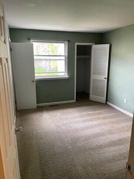 Building Photo - 2022 Valley Dr