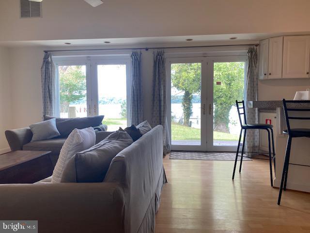 Building Photo - 1420 Riverside Dr